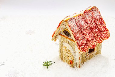 Şarküteri köşkü ya da Noel 'in en yeni yemek modası olarak Et Kulübesi. Geleneksel dekoru ve sembolleri olan yeni yıl keto kurabiyesi evi. Beyaz kar arkaplanı, kopyalama alanı