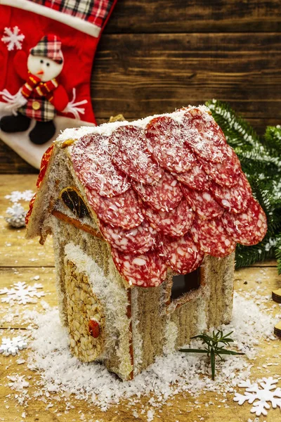 Шале Charcuterie Meat Hut Новогодняя Мода Еду Новогодний Кето Пряничный — стоковое фото