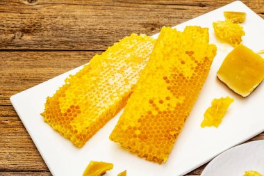 Bal peteği, bal ve balmumu. Sağlıklı ve güzel bir yaşam tarzı için doğal organik arıcılık ürünleri. Eski tahta tahta arka plan, kopyalama alanı