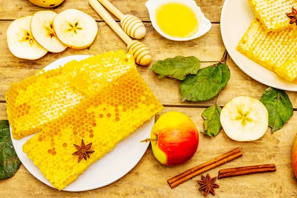 Höstens Sammansättning Med Färska Äpplen Päron Honungskakor Och Väldoftande Kryddor — Stockfoto