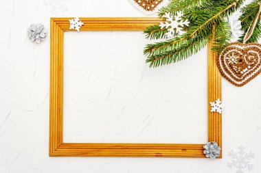 Köknar ağacı dalları ve şenlik dekorlu yeni yıl veya Noel çerçevesi. Beyaz macun arkaplan, üst görünüm