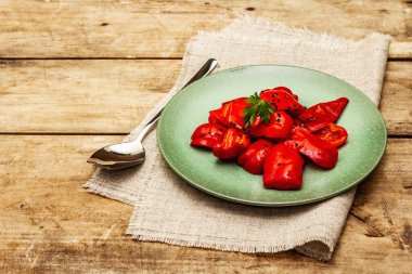 Ev yapımı mayalanmış tatlı kırmızı biber. Vejetaryen sağlıklı yemek iyi sindirime iyi gelir. Probiyotik gıda kavramı, kopyalama alanı