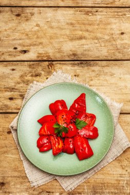 Ev yapımı mayalanmış tatlı kırmızı biber. Vejetaryen sağlıklı yemek iyi sindirime iyi gelir. Probiyotik gıda konsepti, üst görünüm