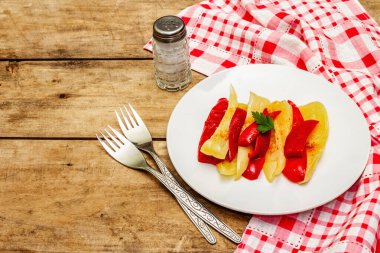 Ev yapımı mayalanmış tatlı biber. Vejetaryen sağlıklı yemek iyi sindirime iyi gelir. Probiyotik gıda kavramı, kopyalama alanı