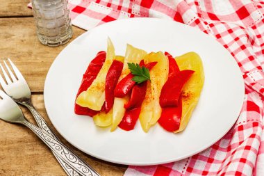 Ev yapımı mayalanmış tatlı biber. Vejetaryen sağlıklı yemek iyi sindirime iyi gelir. Probiyotik gıda konsepti, kapat