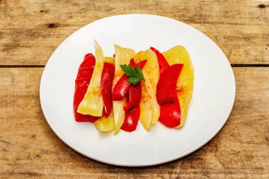 Ev yapımı mayalanmış tatlı biber. Vejetaryen sağlıklı yemek iyi sindirime iyi gelir. Probiyotik gıda konsepti, kapat