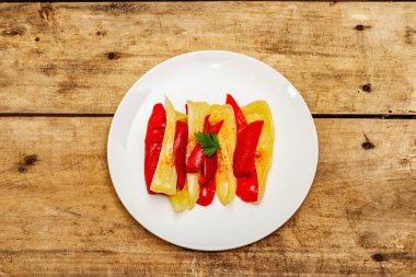 Ev yapımı mayalanmış tatlı biber. Vejetaryen sağlıklı yemek iyi sindirime iyi gelir. Probiyotik gıda konsepti, üst görünüm