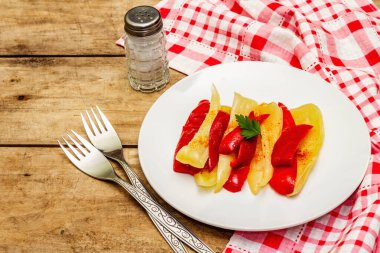 Ev yapımı mayalanmış tatlı biber. Vejetaryen sağlıklı yemek iyi sindirime iyi gelir. Probiyotik gıda kavramı, kopyalama alanı