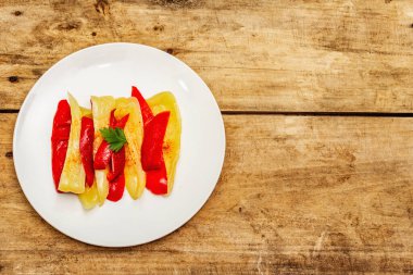 Ev yapımı mayalanmış tatlı biber. Vejetaryen sağlıklı yemek iyi sindirime iyi gelir. Probiyotik gıda konsepti, üst görünüm