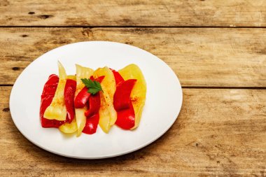 Ev yapımı mayalanmış tatlı biber. Vejetaryen sağlıklı yemek iyi sindirime iyi gelir. Probiyotik gıda konsepti, kapat