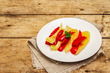 Ev yapımı mayalanmış tatlı biber. Vejetaryen sağlıklı yemek iyi sindirime iyi gelir. Probiyotik gıda kavramı, kopyalama alanı