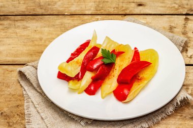 Ev yapımı mayalanmış tatlı biber. Vejetaryen sağlıklı yemek iyi sindirime iyi gelir. Probiyotik gıda konsepti, kapat