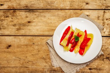 Ev yapımı mayalanmış tatlı biber. Vejetaryen sağlıklı yemek iyi sindirime iyi gelir. Probiyotik gıda konsepti, üst görünüm