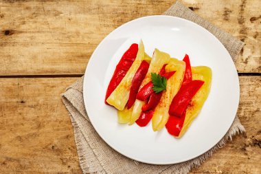 Ev yapımı mayalanmış tatlı biber. Vejetaryen sağlıklı yemek iyi sindirime iyi gelir. Probiyotik gıda konsepti, üst görünüm