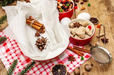 2021 yılbaşı pişirme geçmişi. Meyve ve fındıklı geleneksel Sakson Stollen. Yeni yıl yemeği için yemek malzemeleri. Şenlikli dekor, ahşap tahtalar, kapatın.