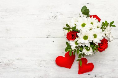 Bir buket taze çiçek ve kırmızı keçeli kalp. Sevgililer günü ya da düğün konsepti. Beyaz eski tahtalar arka plan