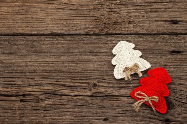 Sevgililer Günü ya da Mutlu Yıllar konsepti. Tığ işi köknar ağaçları, şenlikli dekorlar. Eski tahta arka plan, düz yatış