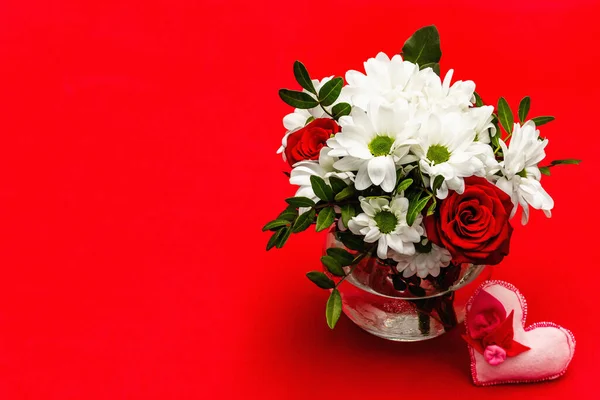 Ένα Μπουκέτο Φρέσκα Λουλούδια Γυάλινο Βάζο Και Καρδιά Από Τσόχα — Φωτογραφία Αρχείου