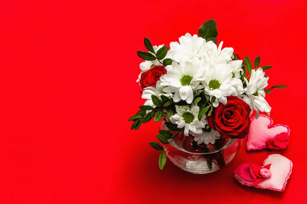 Bukett Färska Blommor Glasvas Och Kände Hjärtat Alla Hjärtans Dag — Stockfoto