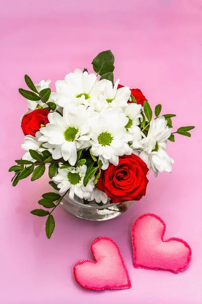Ein Strauß Frischer Blumen Glasvase Und Weiche Filzherzen Valentinstag Oder — Stockfoto