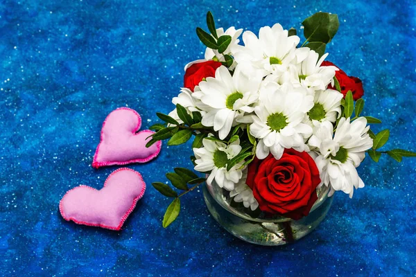 꽃병에 꽃들이 꽃다발처럼 장미같은 마음이 들었습니다 발렌타인데이나 Navy Blue Nautical — 스톡 사진
