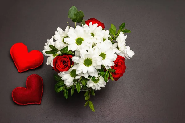 Ένα Μπουκέτο Από Φρέσκα Λουλούδια Γυάλινο Βάζο Και Καρδιές Από — Φωτογραφία Αρχείου