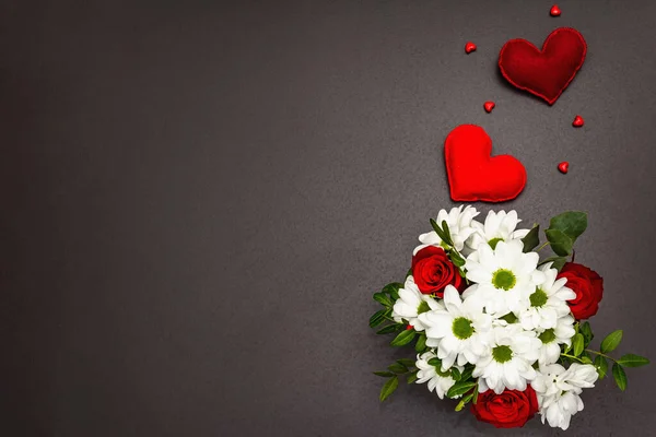 Bukiet Świeżych Kwiatów Szklanym Wazonie Miękkich Sercach Filcowych Walentynki Lub — Zdjęcie stockowe