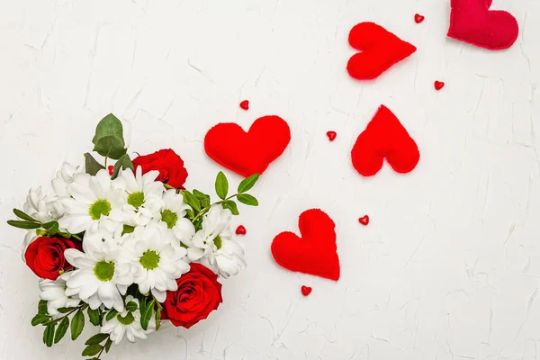 Bouquet Fiori Freschi Cuori Feltro Rosso Giorno San Valentino Concetto — Foto Stock