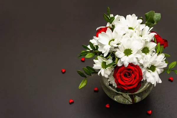 Букет Свіжих Квітів Скляній Вазі Яких Відчутних Сердець День Святого — стокове фото