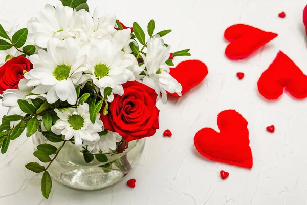 Ένα Μπουκέτο Από Φρέσκα Λουλούδια Και Καρδιές Κόκκινη Τσόχα Ημέρα — Φωτογραφία Αρχείου