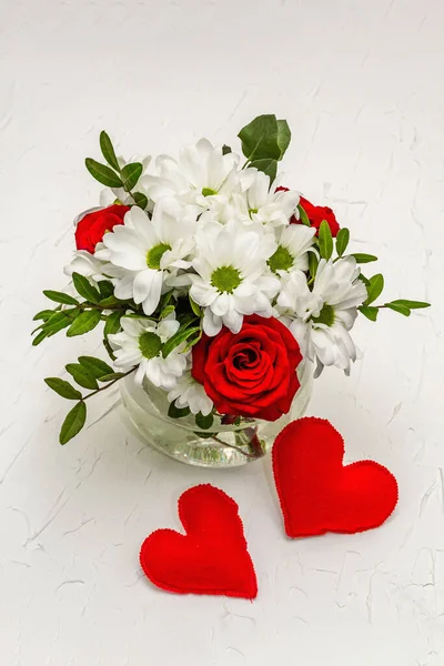 Buquê Flores Frescas Corações Vermelhos Dia Dos Namorados Conceito Casamento — Fotografia de Stock