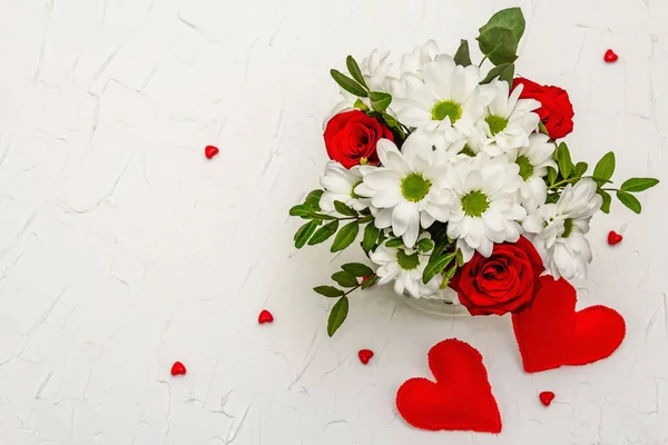 Buquê Flores Frescas Corações Vermelhos Dia Dos Namorados Conceito Casamento — Fotografia de Stock