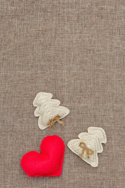 Concepto San Valentín Con Corazón Fieltro Rojo Abetos Ganchillo Decoración —  Fotos de Stock