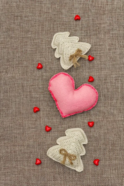 Concepto San Valentín Con Corazón Fieltro Rojo Abetos Ganchillo Decoración —  Fotos de Stock