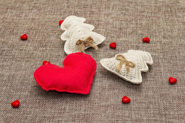 Concepto San Valentín Con Corazón Fieltro Rojo Abetos Ganchillo Decoración —  Fotos de Stock