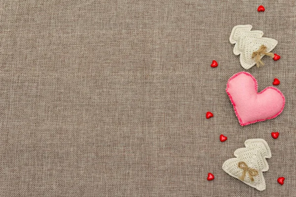 Koncepcja Walentynek Czerwonym Filcem Jodłami Szydełku Ręcznie Robiony Wystrój Teksturowanym — Zdjęcie stockowe