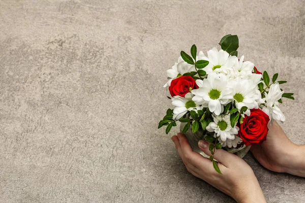 San Valentino Matrimonio Buon Compleanno Concetto Mani Femminili Stanno Tenendo — Foto Stock