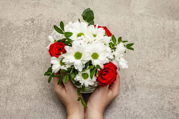 Día San Valentín Concepto Boda Feliz Cumpleaños Las Manos Femeninas —  Fotos de Stock