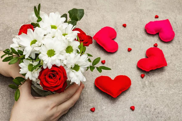 Valentijnsdag Gelukkige Verjaardag Concept Mannelijke Handen Houden Een Boeket Bloemen — Stockfoto