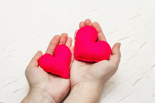 Valentijnsdag Concept Vrouwelijke Handen Houden Een Zelfgemaakt Hart Vast Witte — Stockfoto