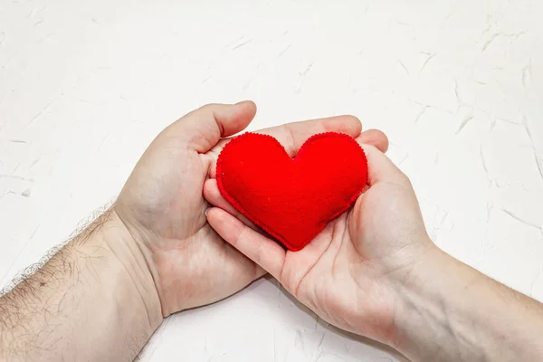 Valentijnsdag Concept Man Vrouw Hand Houden Een Zelfgemaakt Vilten Hart — Stockfoto