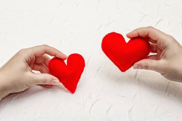 Valentijnsdag Concept Vrouwelijke Handen Houden Een Zelfgemaakt Hart Vast Witte — Stockfoto