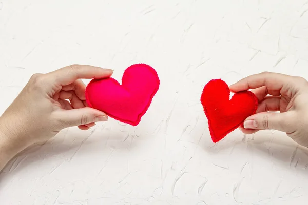 Valentijnsdag Concept Vrouwelijke Handen Houden Een Zelfgemaakt Hart Vast Witte — Stockfoto