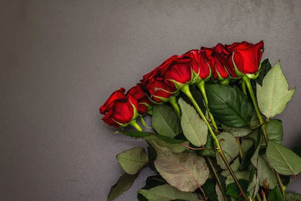 Ramo Rosas Frescas Color Burdeos Sobre Fondo Hormigón Piedra Negra — Foto de Stock