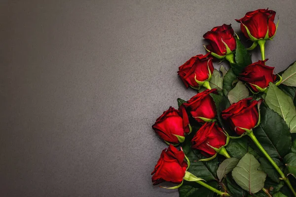 Ramo Rosas Frescas Color Burdeos Sobre Fondo Hormigón Piedra Negra — Foto de Stock