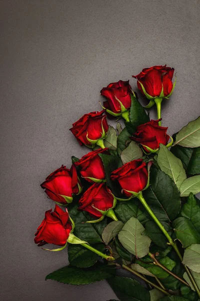 Ramo Rosas Frescas Color Burdeos Sobre Fondo Hormigón Piedra Negra — Foto de Stock