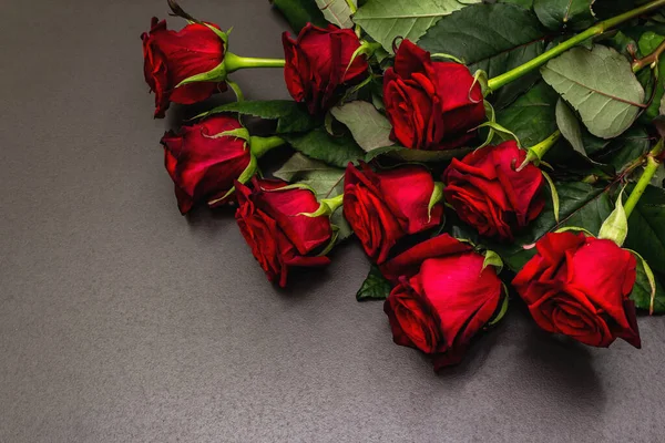 Ramo Rosas Frescas Color Burdeos Sobre Fondo Hormigón Piedra Negra — Foto de Stock