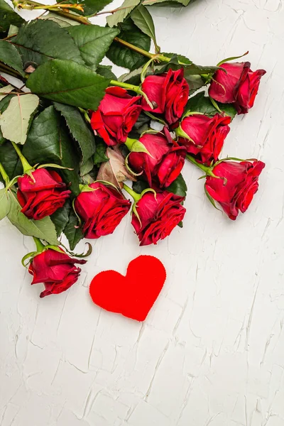 白いパテの背景に心を感じた新鮮なバーガンディのバラ 香りの赤い花 バレンタインデー 結婚式や誕生日のためのギフトコンセプト — ストック写真