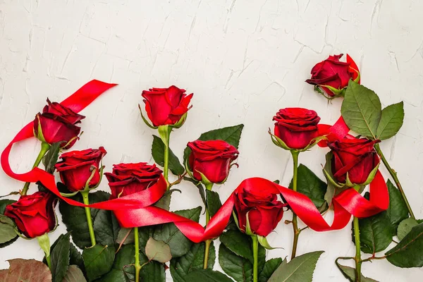 Rosas Frescas Color Burdeos Con Cinta Satén Rojo Sobre Fondo — Foto de Stock