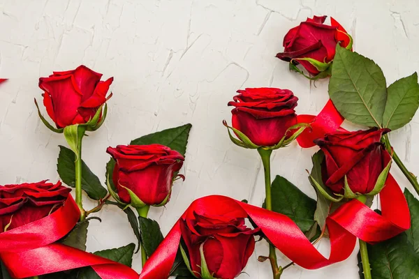 Rosas Frescas Color Burdeos Con Cinta Satén Rojo Sobre Fondo — Foto de Stock